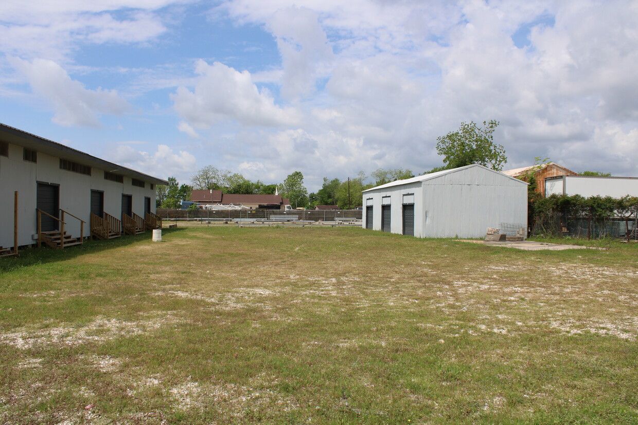 470 S 4th St, Beaumont, TX 77701